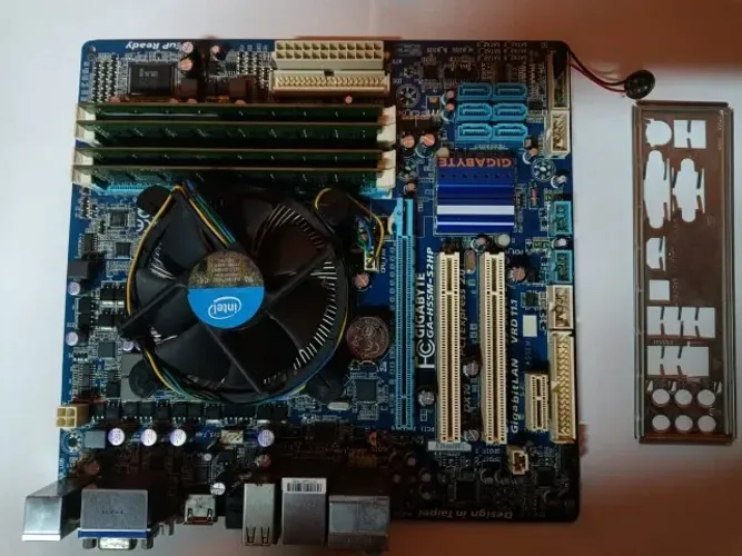 KIT GIGABYTE + CORE I5 - 661 - 3.3 GHZ + 16GB + ESPELHO - OFERTA RELÂMPAGO