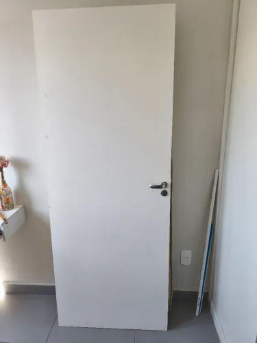 Folha de porta de madeira lisa 210 x 80 com dobradiças e fechadura para banheiro
