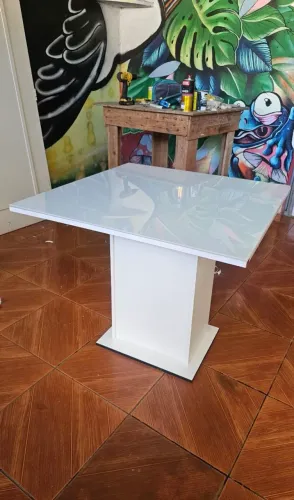 Mesa em MDF com tampo de vidro