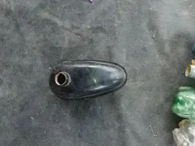 Eu tenho um tanque de motorizada para vender tô pedindo 100 conto no tanque de motorizada