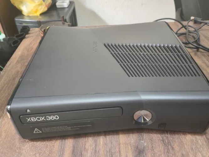 Xbox 360 slim  4GB bloqueado com Kinect 