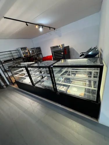 Vitrines Confeitaria Titanium Premium Refrigerada 1,00 x Seca 1,45 x Aquecida 1,00 Nova