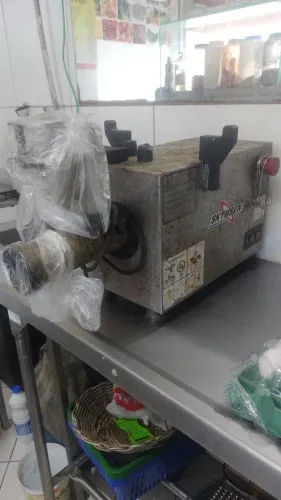 Expositor de carne, serra e moedor