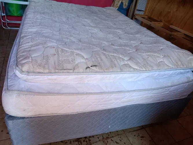 Conjunto de base+colchão de casal com molas ensacadas.Colchao já tá higienizado