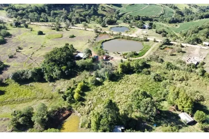 Belíssima Chácara com 12.100 m² com açude e casa de 80m² em Trindade do Sul RS.