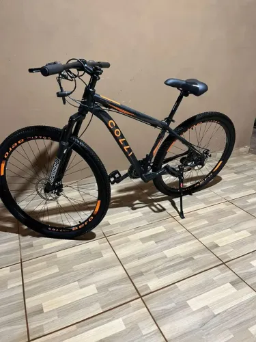 Bicicleta calloi xero 1 mês de uso preta com detalhes laranjas