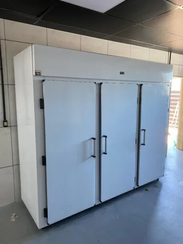CÂMARA FRIA GANCHEIRA 3 PORTAS 2,50M PARA CARNE 0° A 7°C R$ 13.499,00