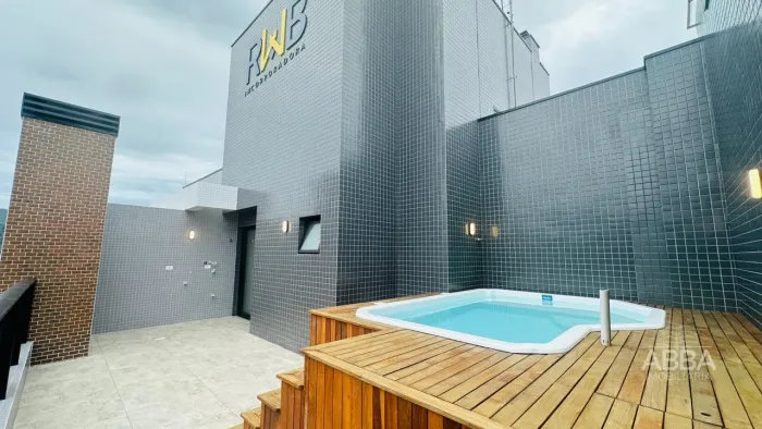 Cobertura duplex com piscina em Caiobá
