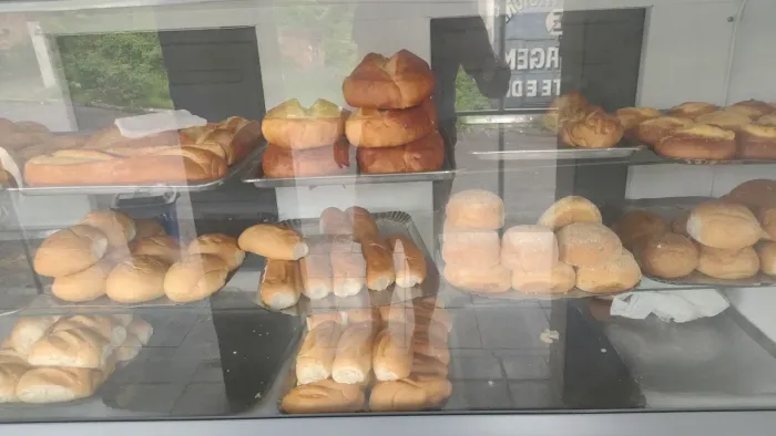 Moça para trabalhar em padaria