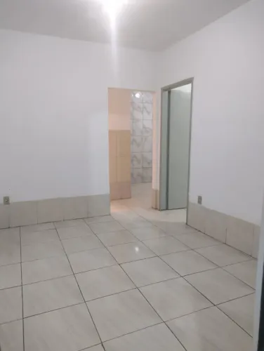 aluga-se Casa por R$ 1100,00 de 1 quarto, area de serviço e varanda. bairro Paulo VI