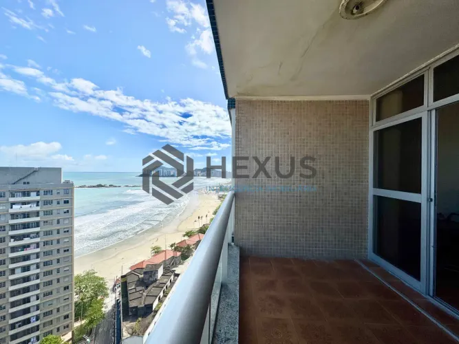 Apartamento beira mar reformado com varanda e lazer na Praia das Pitangueiras, Guaruja
