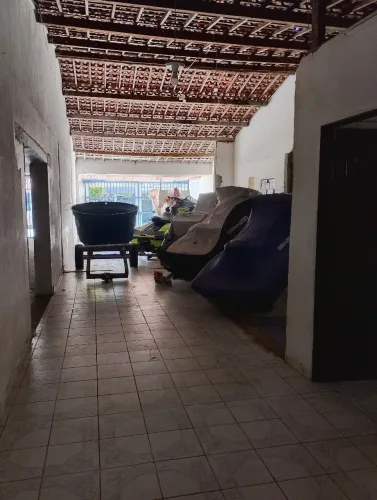Casa com pier e rampa .