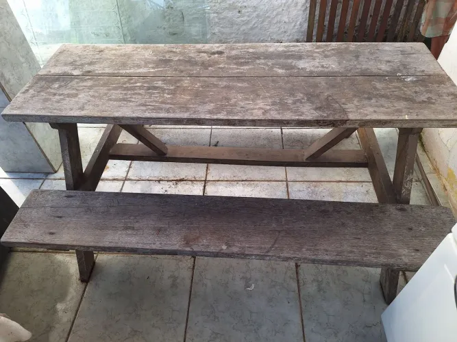 Vendo uma mesa de madeira boa com bancos fixo 