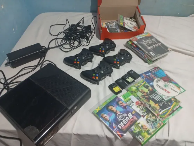 Xbox 360 destravado com 4 controles e jogos $$$ 700,00