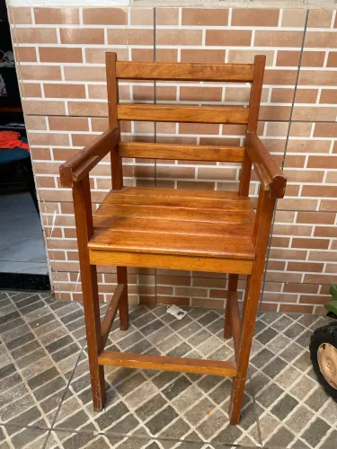 Vende-se cadeira de madeira infantil