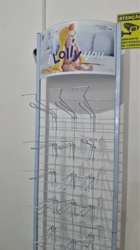 Expositor Vitrine de aço grande c/ painel e cesto - 20 ganchos - Divido de 2x.