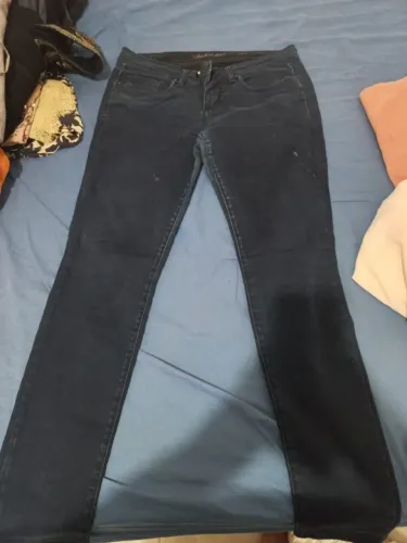 Calça jegging azul Calvin Klein Jeans, confortável e cheia de atitude.