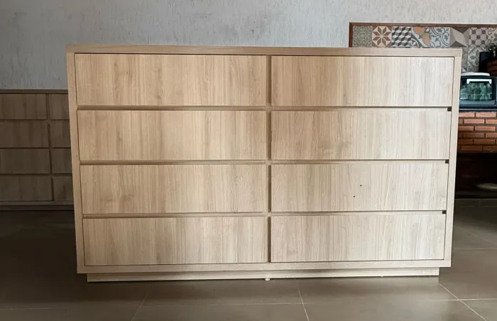 Cômoda 8 gavetas com rodinhas 