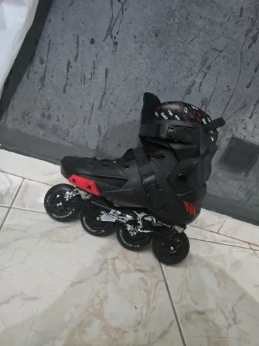Patins Traxart Revolt com base roller blade.
