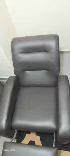 Vendo. Poltrona Reclinável em perfeito estado. Material. Courvim. Muito confortável.