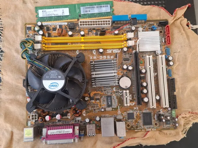 Placa-mãe ASUS, memória Ram<br>DDR2,  processador com cooler<br>DDR2,  processador com cooler
