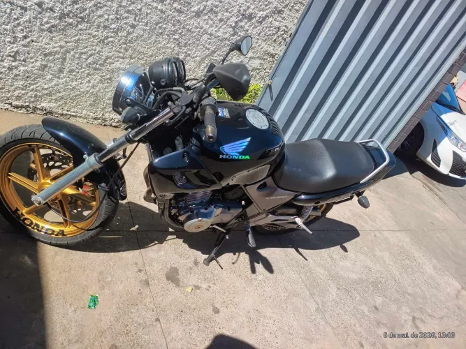 Moto muito conservada pelo ano moto muito top