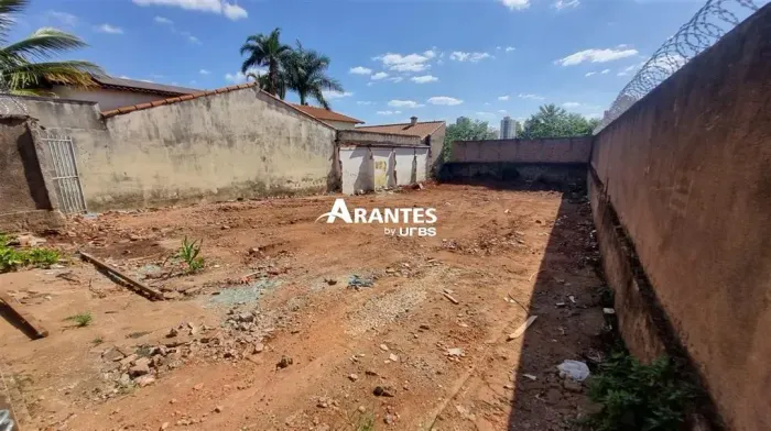 Terreno com 360m² à venda no Saraiva