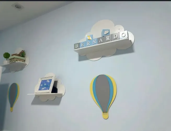 Kit 4 prateleiras e 2 balões para quarto de bebê em MDF
