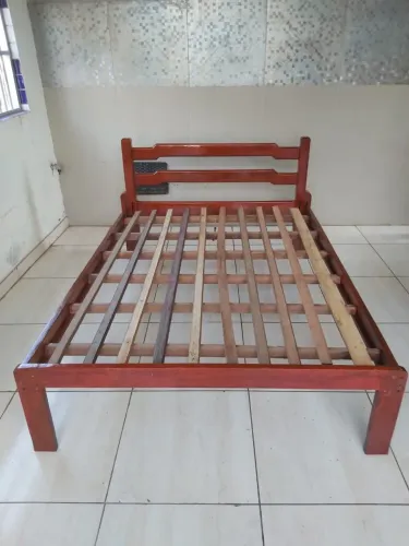 Cama de casal de madeira
