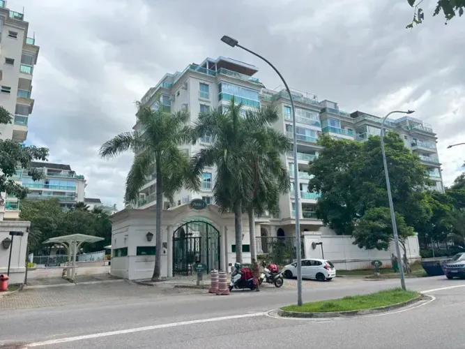 Barra da Tijuca - Condomínio Le Parc - Excelente cobertura Duplex Com Três Quartos Sendo U