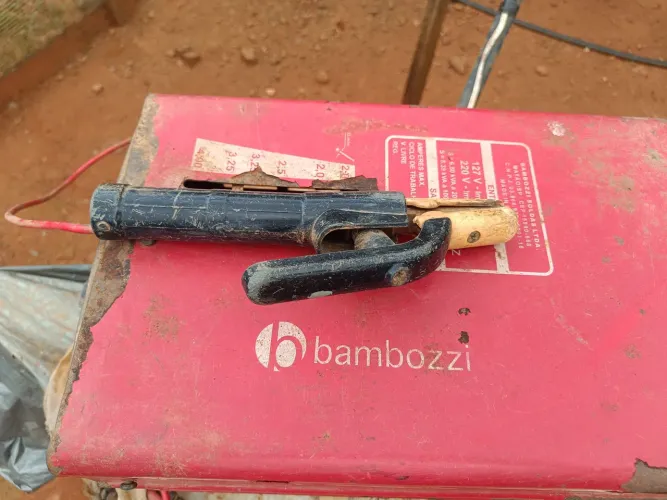 Vende-se uma máquina de solda 250 amperes bivolts