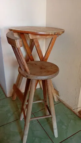 Mesa de madeira com banco