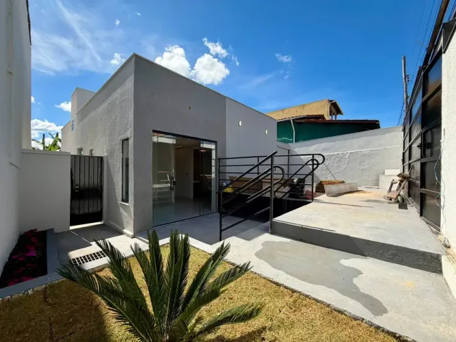 Casa com 3 Quartos e 1 banheiros à Venda, 222 m² por R$ 597.000