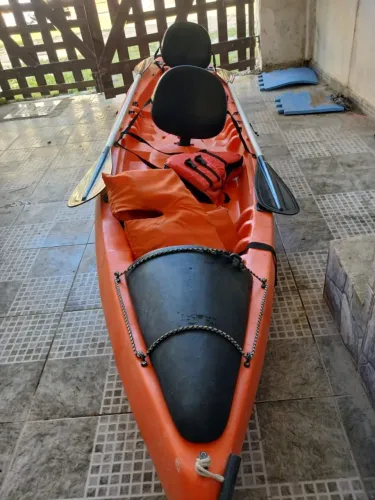 Caiaque de 2 lugares com remos e 3 coletes salva-vidas (RETIRADA)