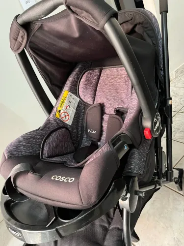 Carrinho de bebê e bebê conforto