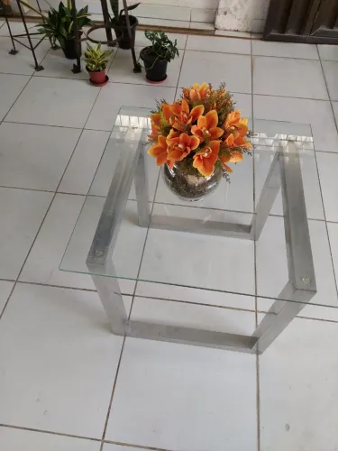 DUAS MESAS LATERAIS DE INOX COM TAMPÃO DE VIDRO CADA.<br>MEDINDO 60× 60.