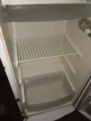 Vendo geladeira com defeito,gela só de um lado do congelador mais descongela depois