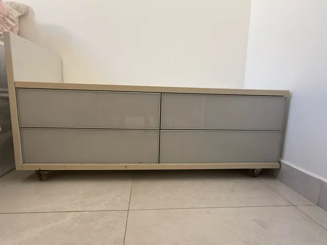 Cômoda com 4 gavetas