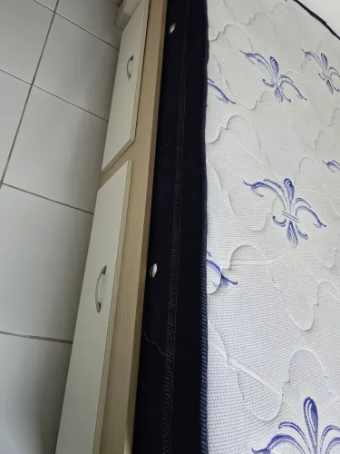 Cama casal em madeira + colchão 