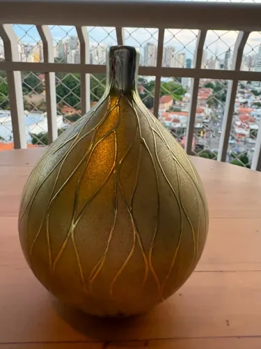 Vaso Decorativo de Mesa Dourado com Textura e Relevo