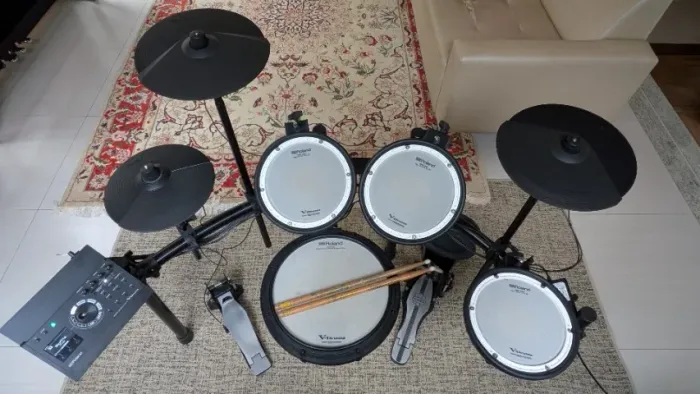 Bateria eletrônica Roland V-Drums TD-17KV com pedal de bumbo