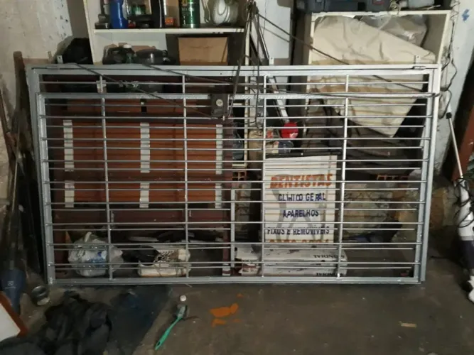 Vendo uma grande para mercearia 2m e 5 de altura  e 2 m e 15 de largura 