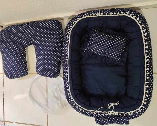 NINHO E ALMOFADA DE AMAMENTAÇÃO COM MOSQUETEIRO