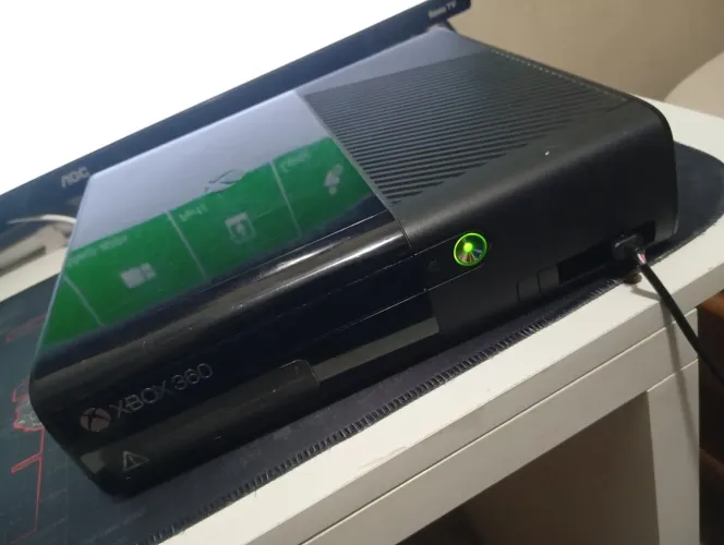 Xbox 360 super slim com 1 controle, +3 jogos, uma bateria no controle e seu carregador