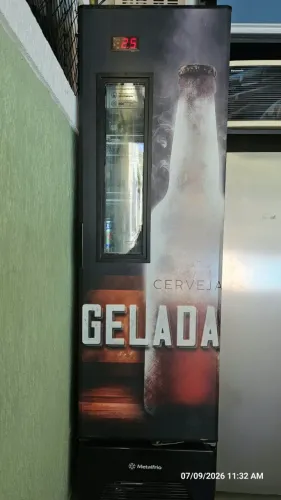 Cervejeira Metalfrio Vertical 336 Litros Porta Glass Viewer Adesivada