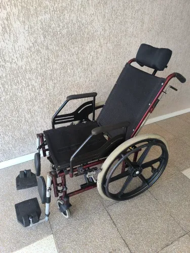 Cadeira de rodas reclinável - Mobilidade reduzida e tetraplegia