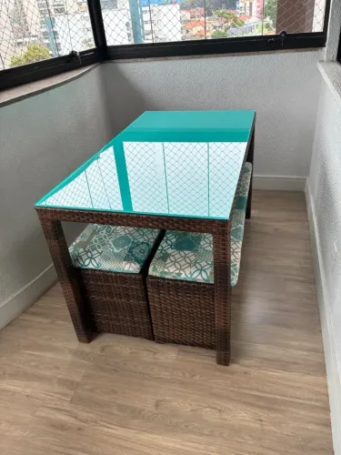 Mesa e sofá varanda