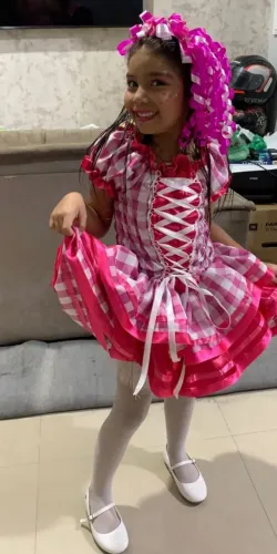 Vende-se roupa feminina de quadrilha no valor de 70 reais.