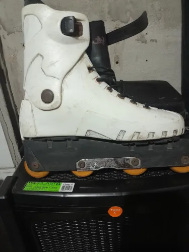 Vendo patins bem conservados.