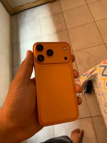 Vendo IPhone XR na carcaça do iPhone 17